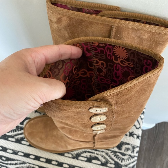 Size 6 ugg boots - Picture 3 of 3